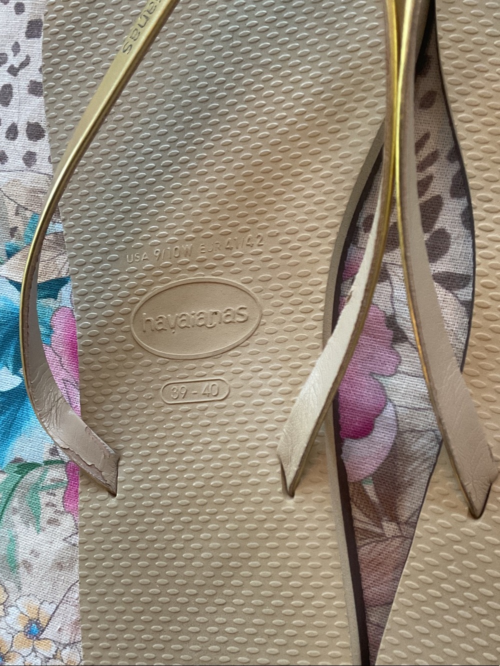 Havaianas Women's Metallic Gold Sandals - Picture 4 of 5